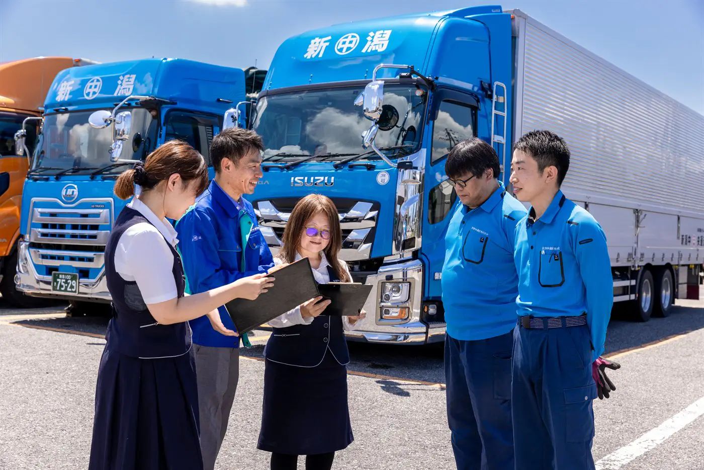 トラック前で打ち合わせをする社員