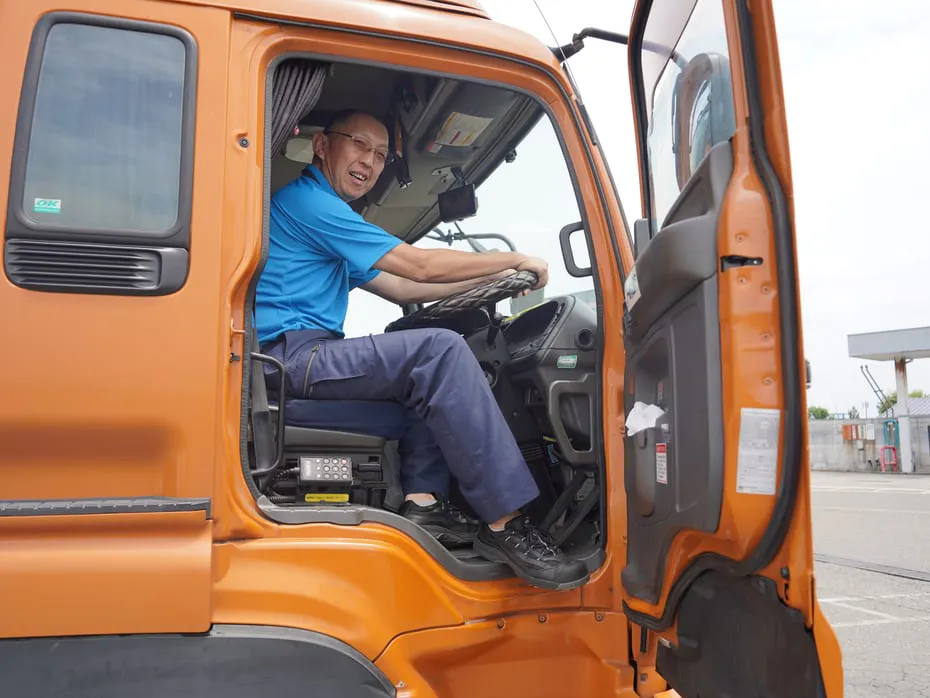 トラックの運転席に座る社員