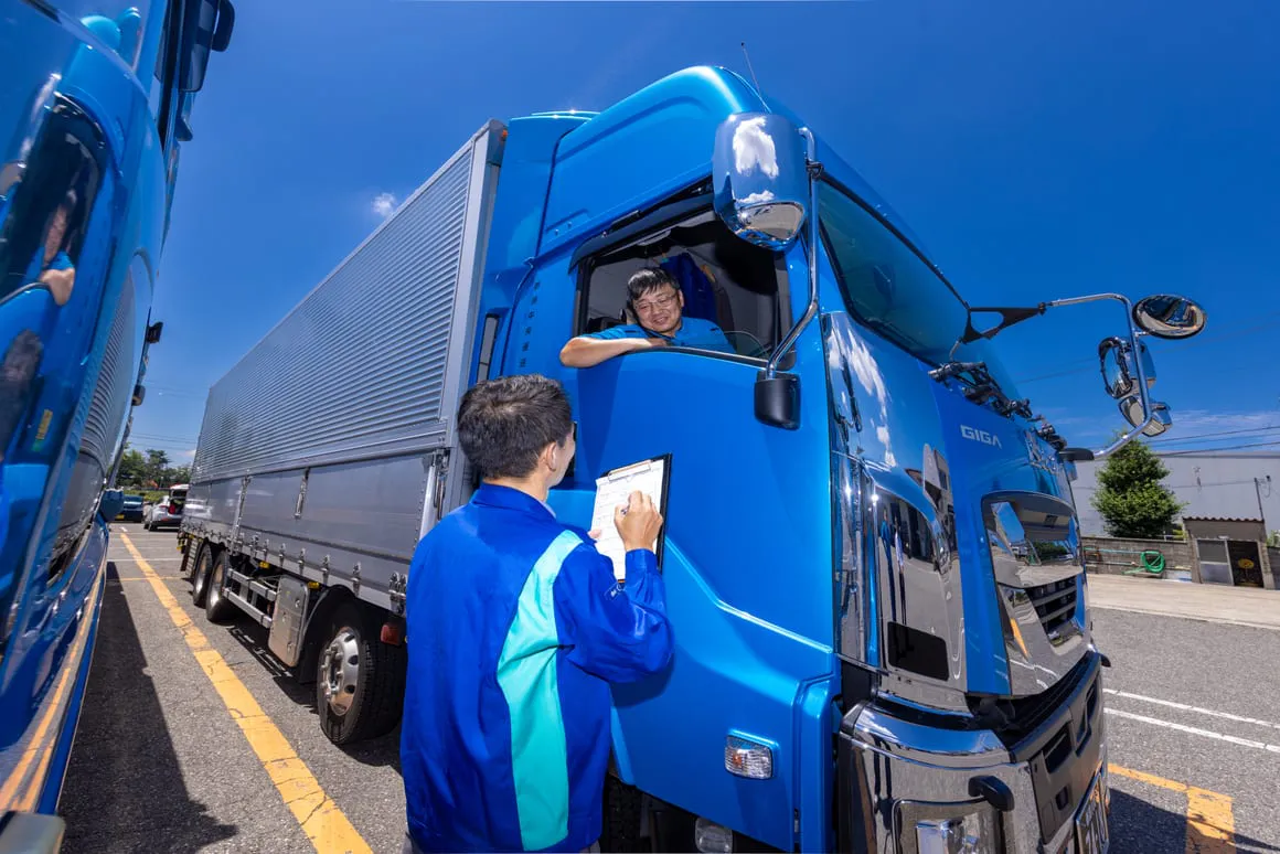 トラックの点検をする乗務員