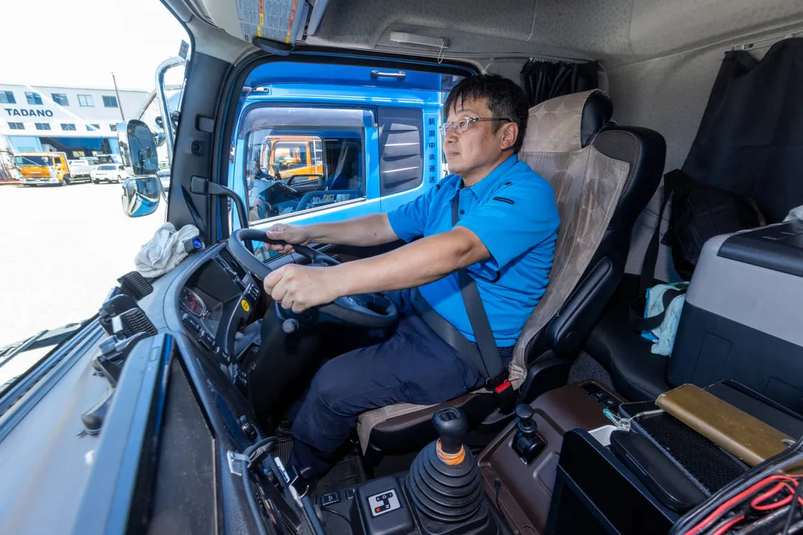 運転席で操作を確認する乗務員
